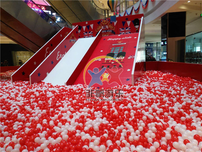 安徽安庆市大观区汇峰广场红色百万海洋球池